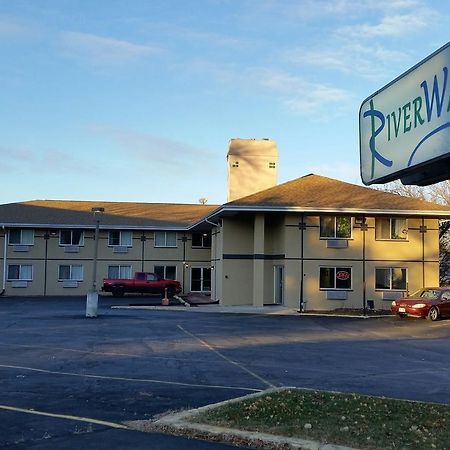 Riverwalk Inn & Suites Fort Atkinson Екстериор снимка