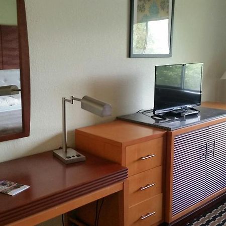 Riverwalk Inn & Suites Fort Atkinson Екстериор снимка