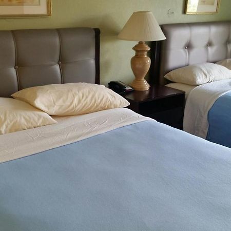 Riverwalk Inn & Suites Fort Atkinson Екстериор снимка