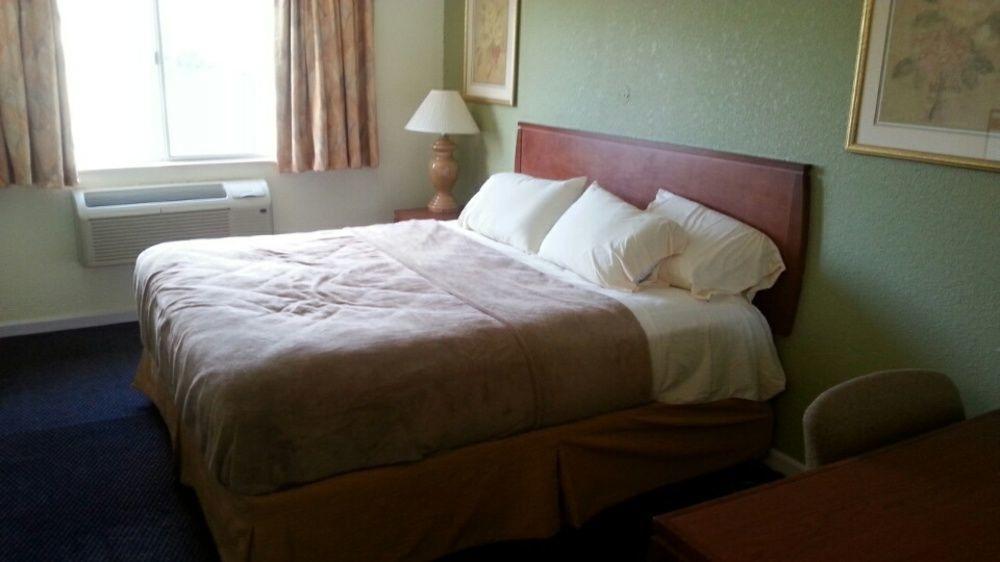 Riverwalk Inn & Suites Fort Atkinson Екстериор снимка