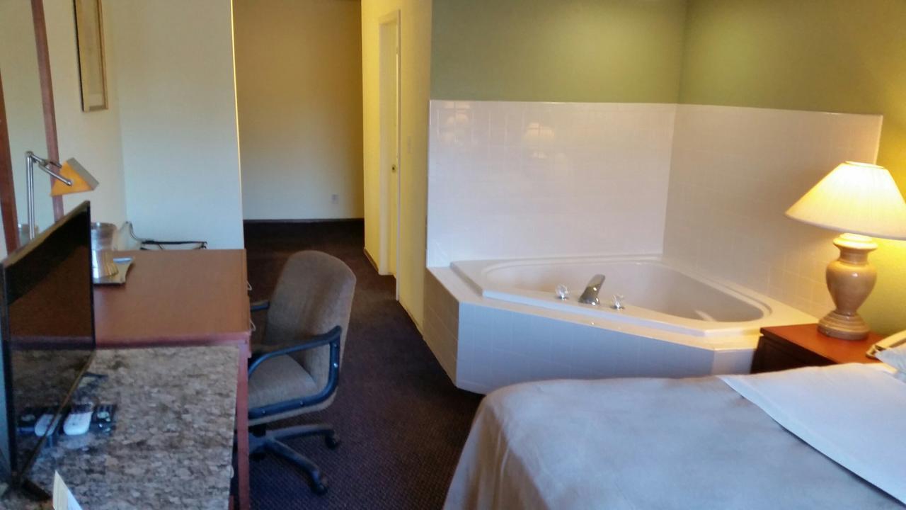 Riverwalk Inn & Suites Fort Atkinson Екстериор снимка