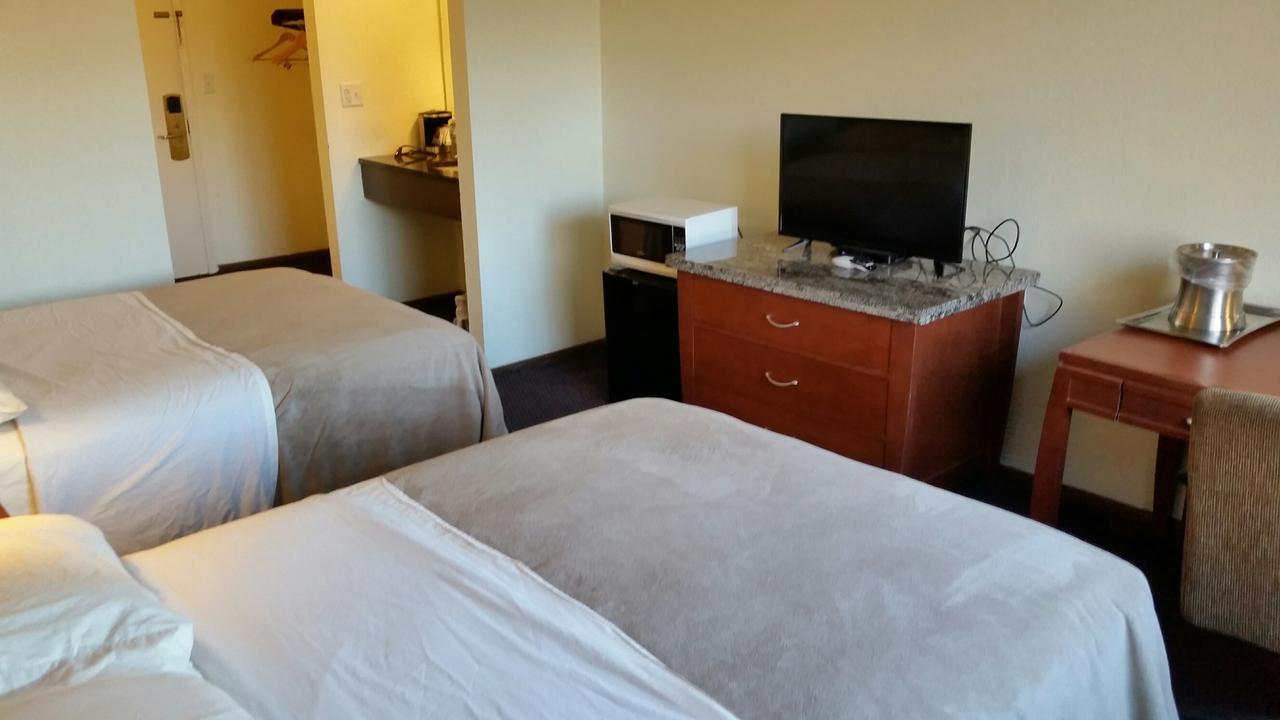 Riverwalk Inn & Suites Fort Atkinson Екстериор снимка