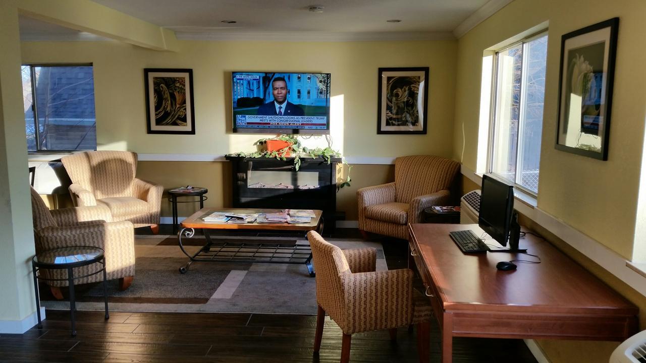 Riverwalk Inn & Suites Fort Atkinson Екстериор снимка
