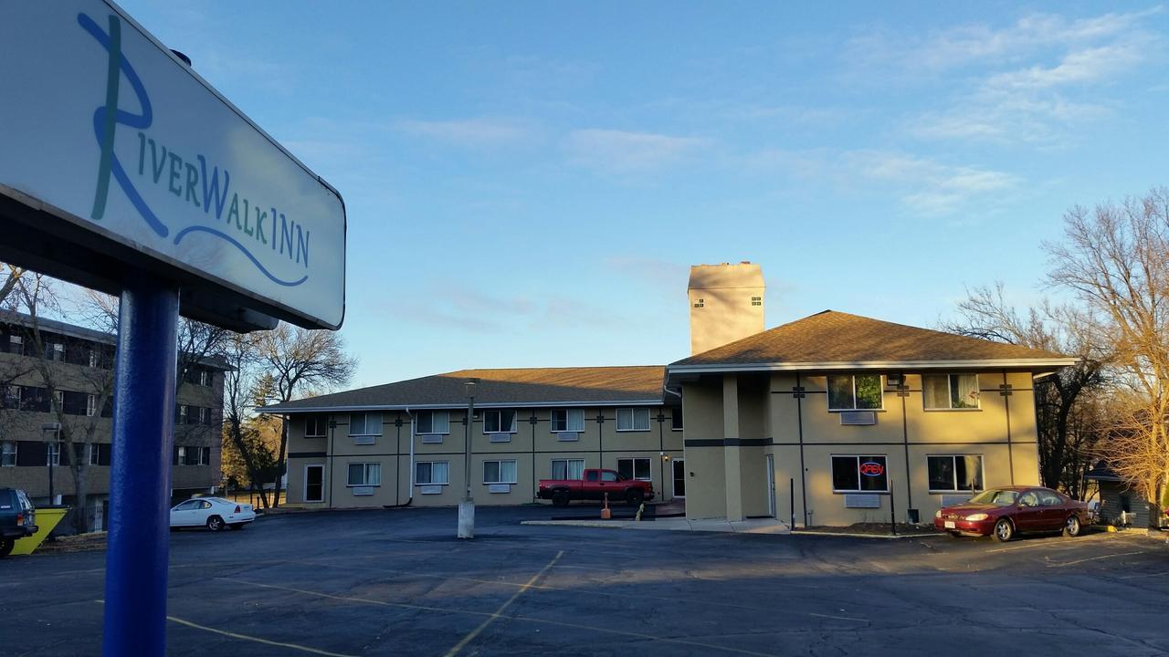 Riverwalk Inn & Suites Fort Atkinson Екстериор снимка
