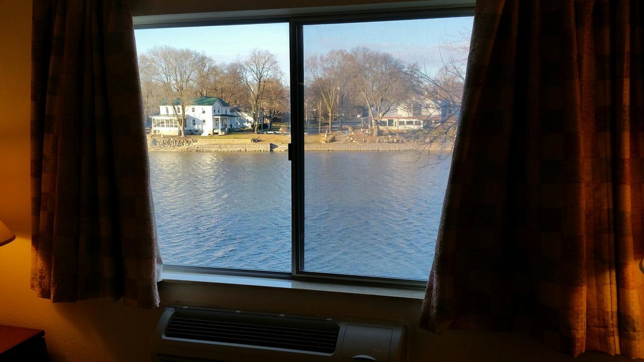 Riverwalk Inn & Suites Fort Atkinson Екстериор снимка