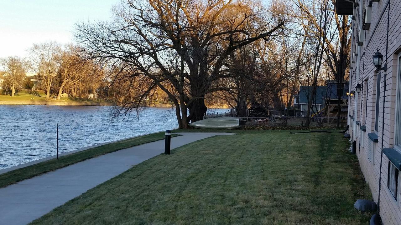 Riverwalk Inn & Suites Fort Atkinson Екстериор снимка