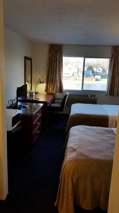 Riverwalk Inn & Suites Fort Atkinson Екстериор снимка