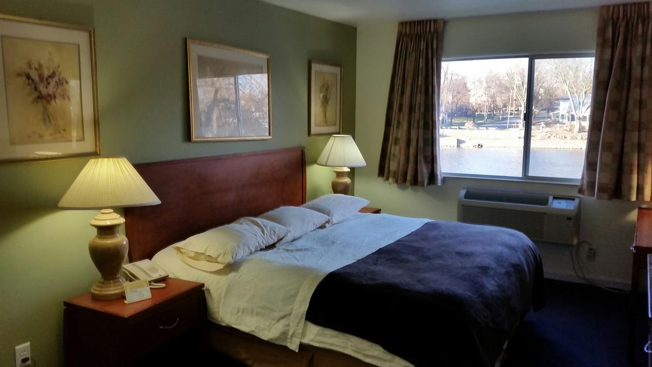 Riverwalk Inn & Suites Fort Atkinson Екстериор снимка