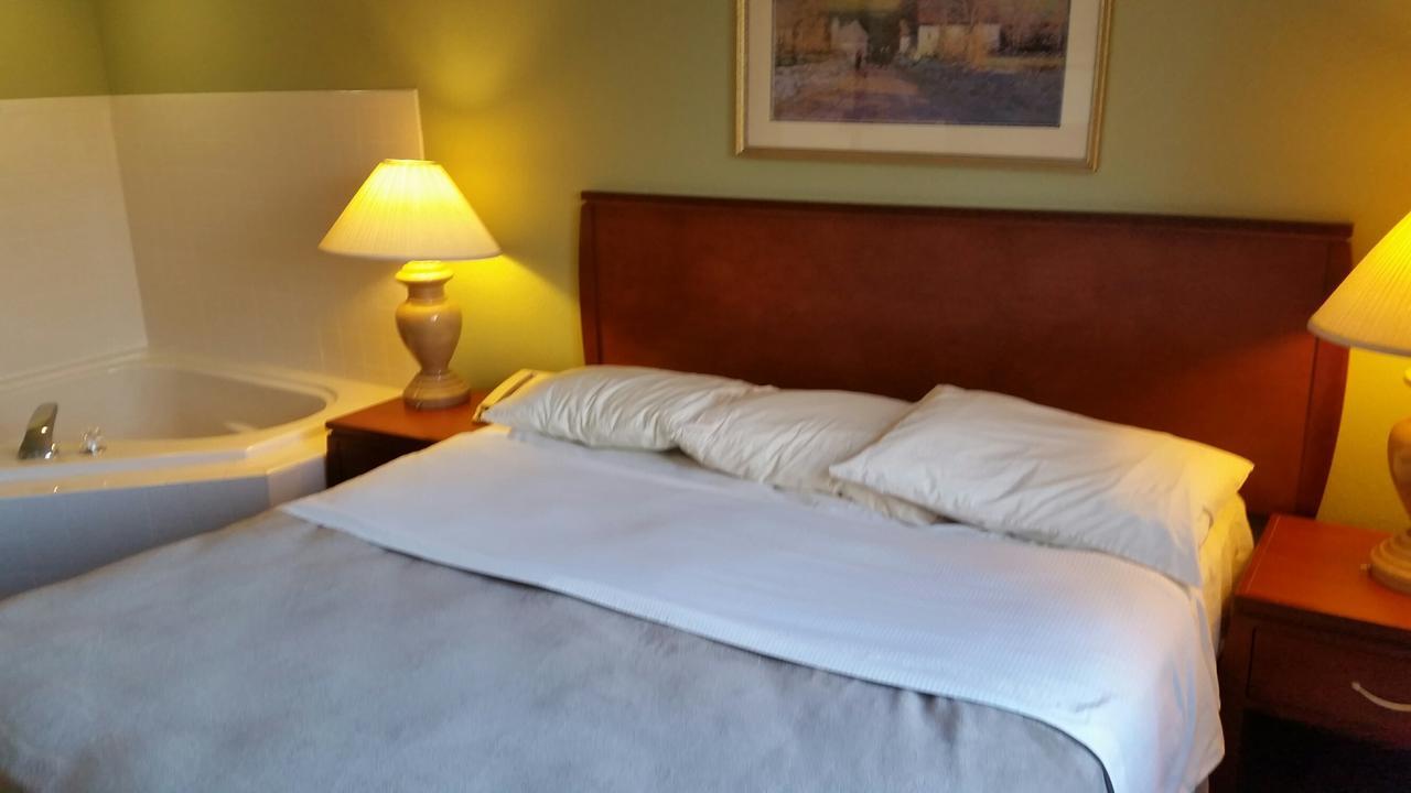 Riverwalk Inn & Suites Fort Atkinson Екстериор снимка