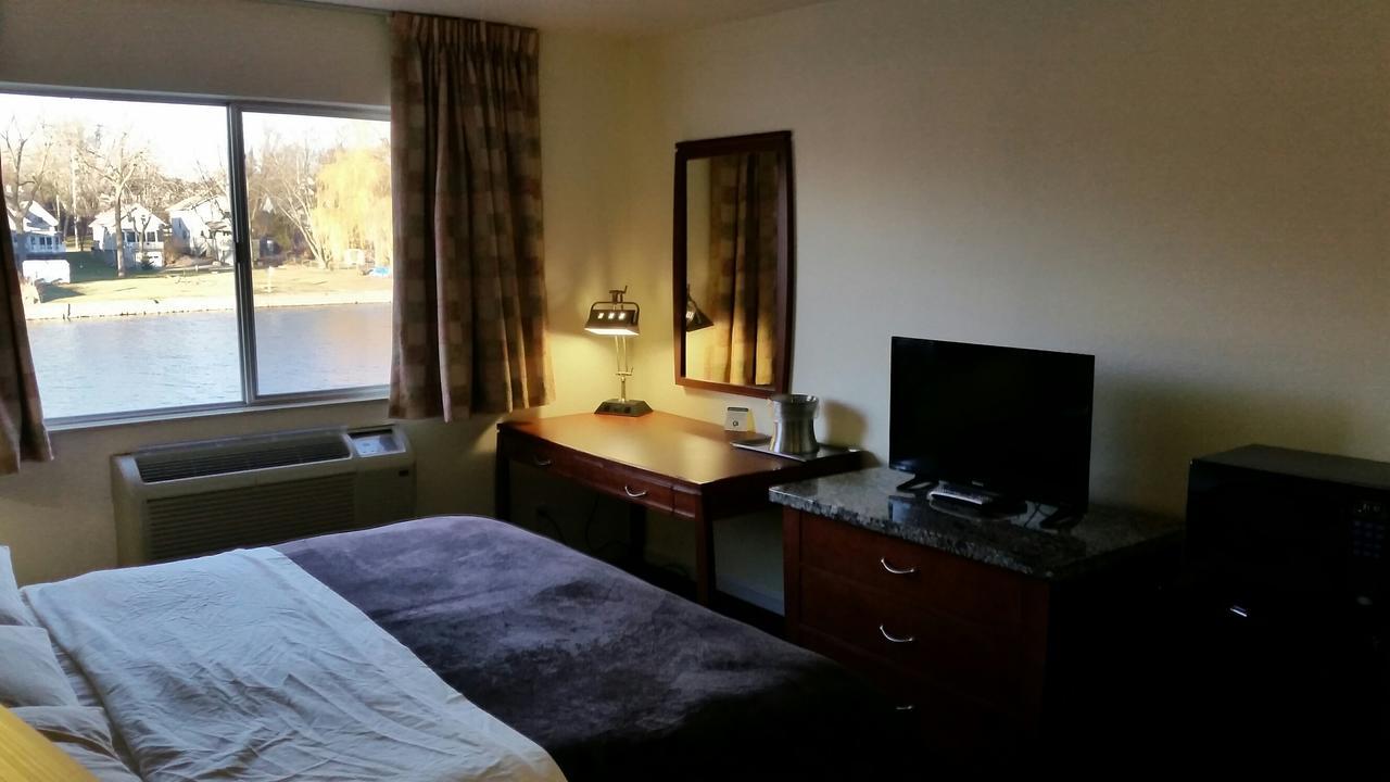 Riverwalk Inn & Suites Fort Atkinson Екстериор снимка