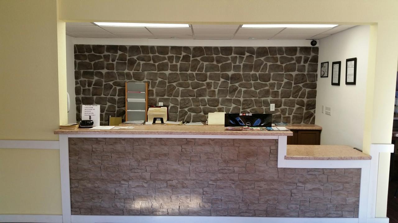 Riverwalk Inn & Suites Fort Atkinson Екстериор снимка