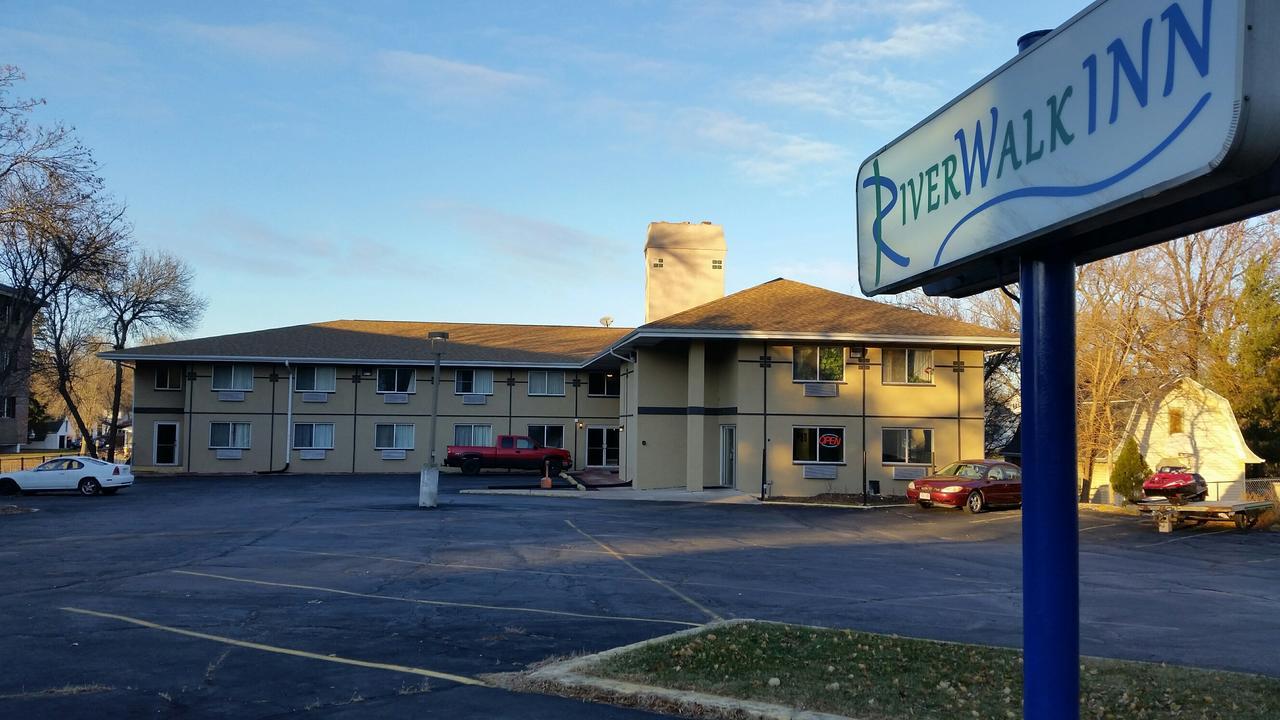 Riverwalk Inn & Suites Fort Atkinson Екстериор снимка