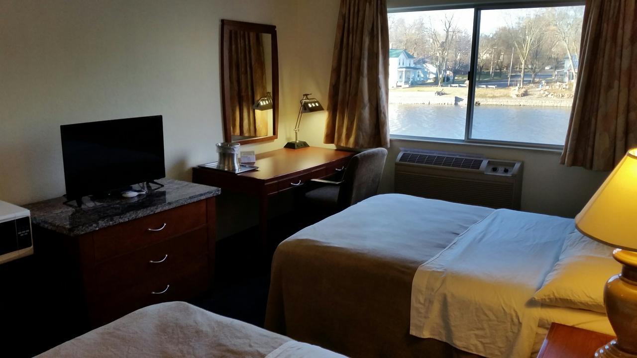 Riverwalk Inn & Suites Fort Atkinson Екстериор снимка
