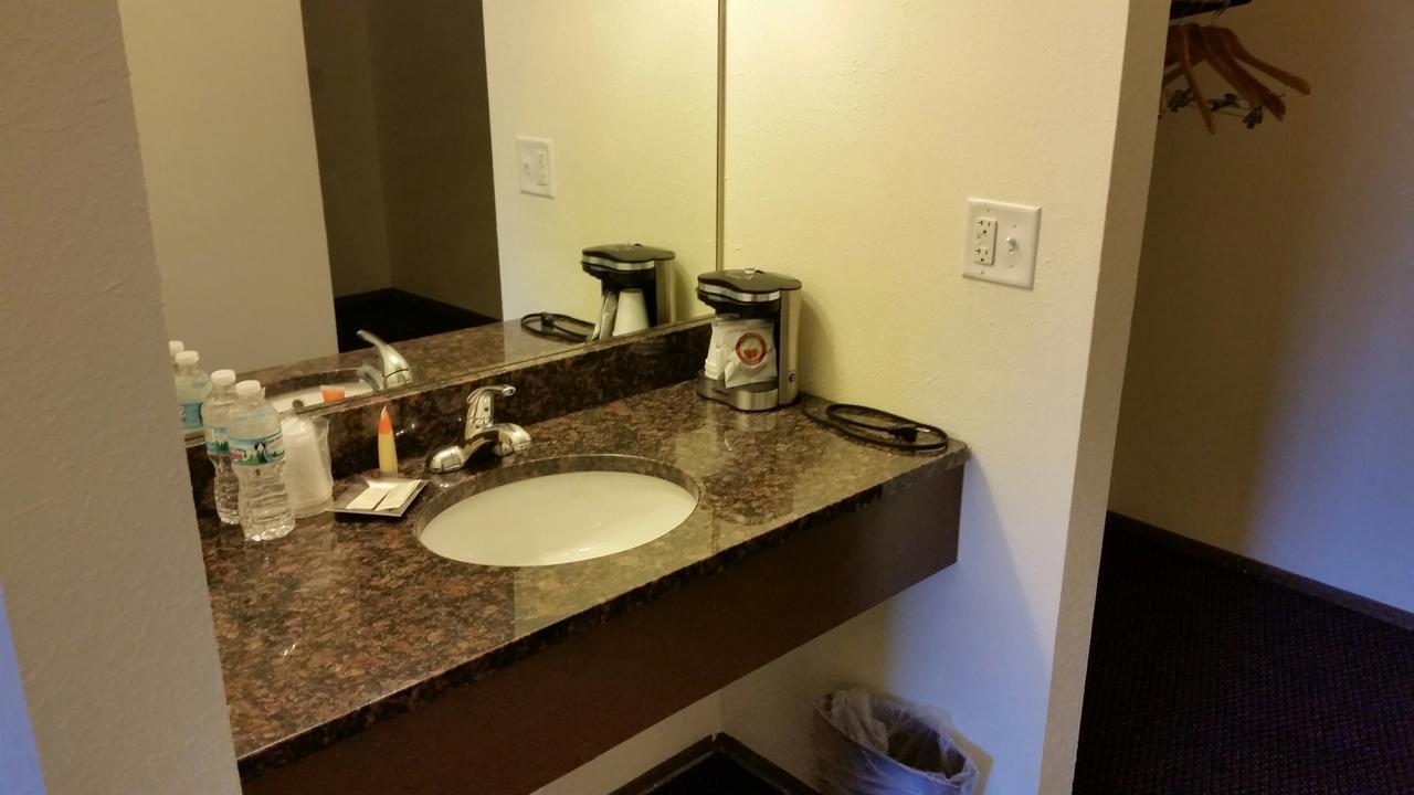 Riverwalk Inn & Suites Fort Atkinson Екстериор снимка
