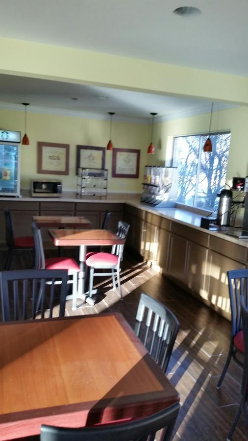 Riverwalk Inn & Suites Fort Atkinson Екстериор снимка