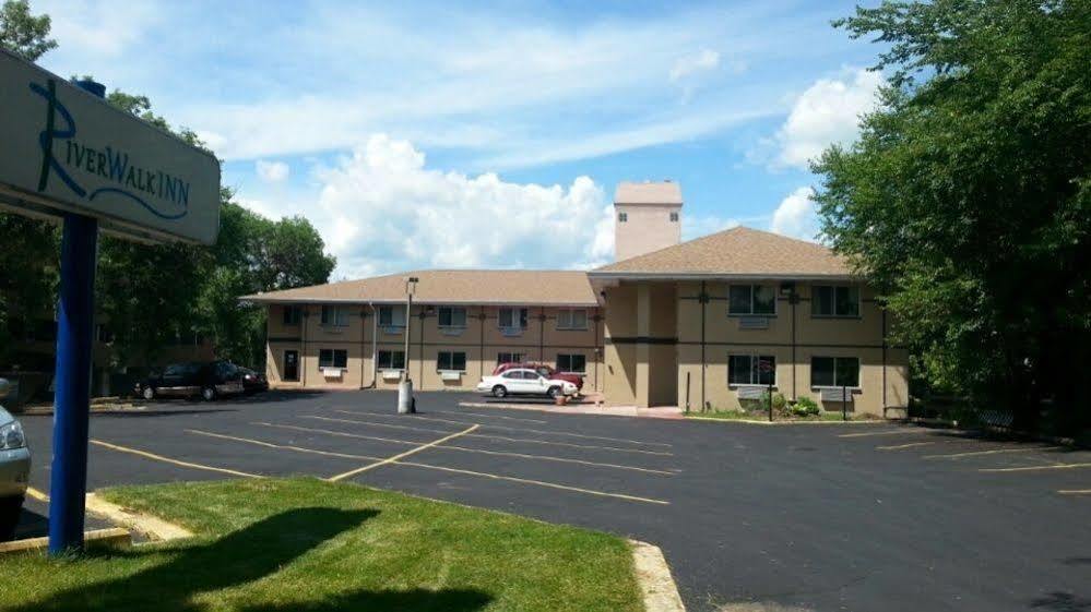 Riverwalk Inn & Suites Fort Atkinson Екстериор снимка