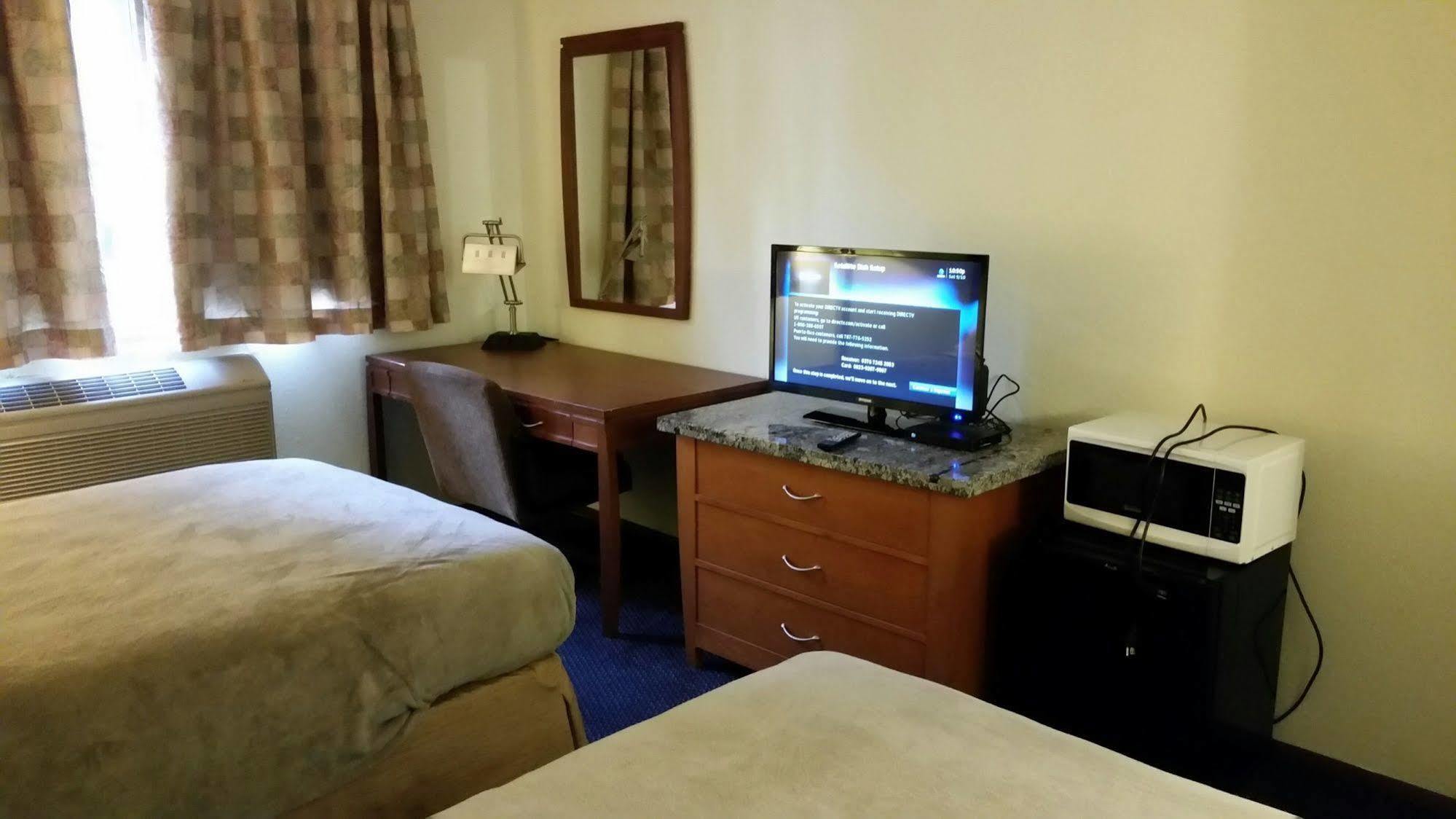 Riverwalk Inn & Suites Fort Atkinson Екстериор снимка