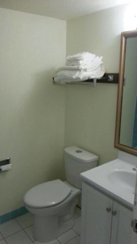 Riverwalk Inn & Suites Fort Atkinson Екстериор снимка