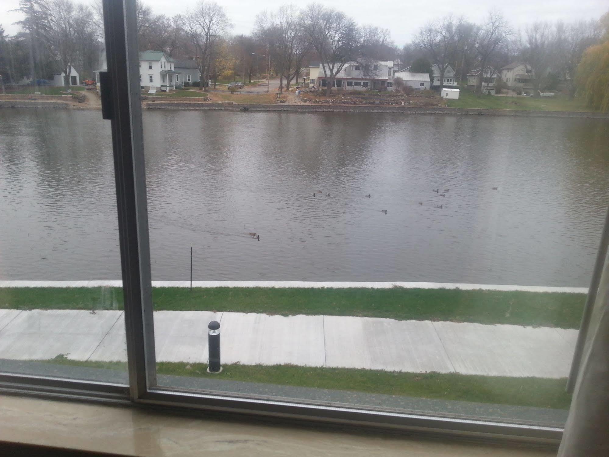 Riverwalk Inn & Suites Fort Atkinson Екстериор снимка