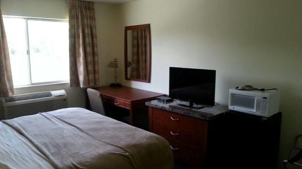 Riverwalk Inn & Suites Fort Atkinson Екстериор снимка