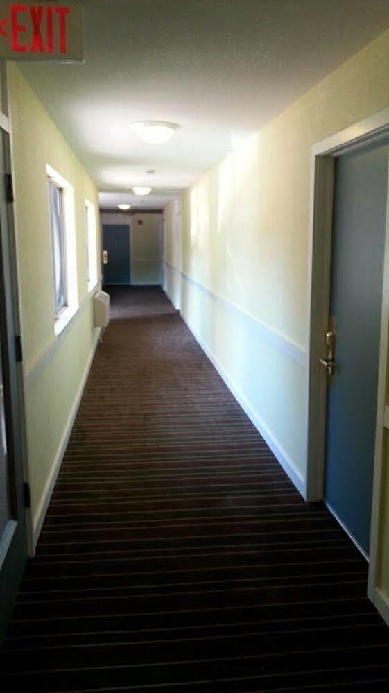 Riverwalk Inn & Suites Fort Atkinson Екстериор снимка