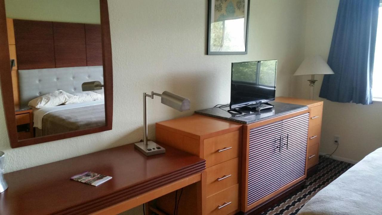 Riverwalk Inn & Suites Fort Atkinson Екстериор снимка
