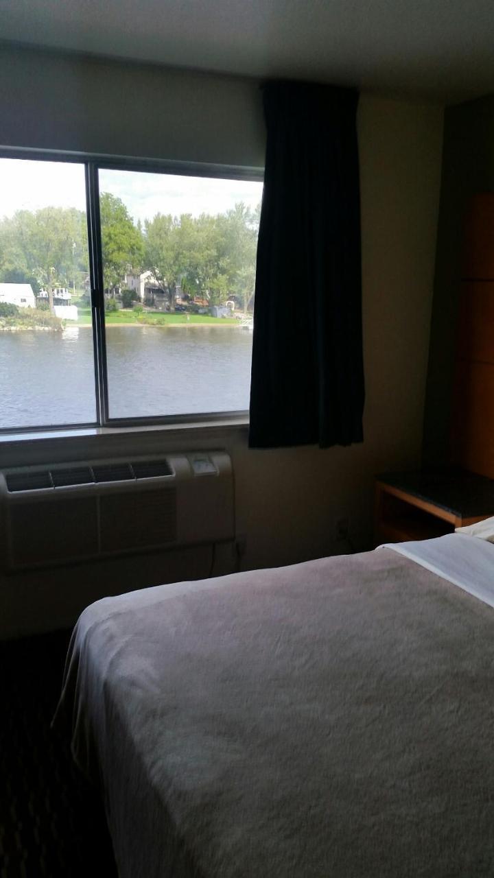 Riverwalk Inn & Suites Fort Atkinson Екстериор снимка