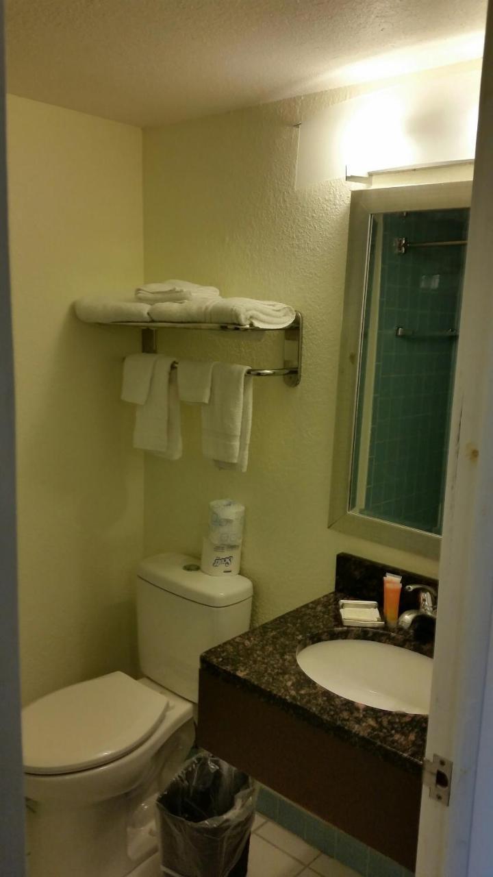 Riverwalk Inn & Suites Fort Atkinson Екстериор снимка