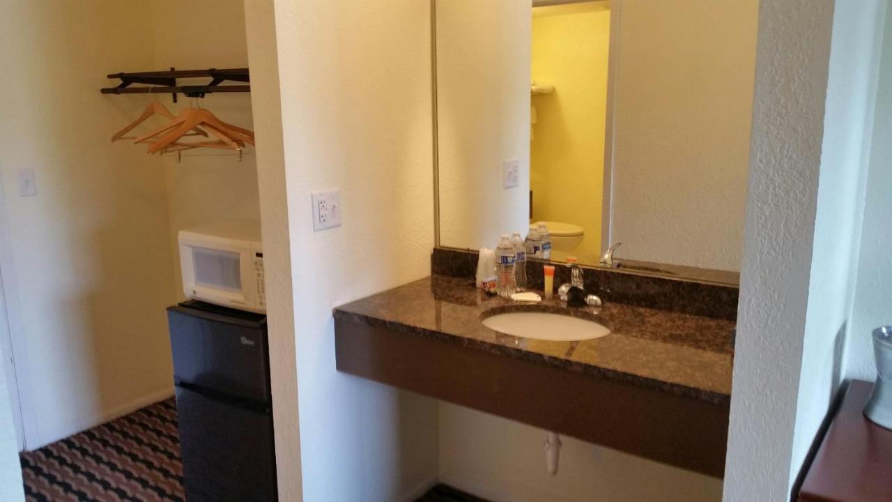 Riverwalk Inn & Suites Fort Atkinson Екстериор снимка