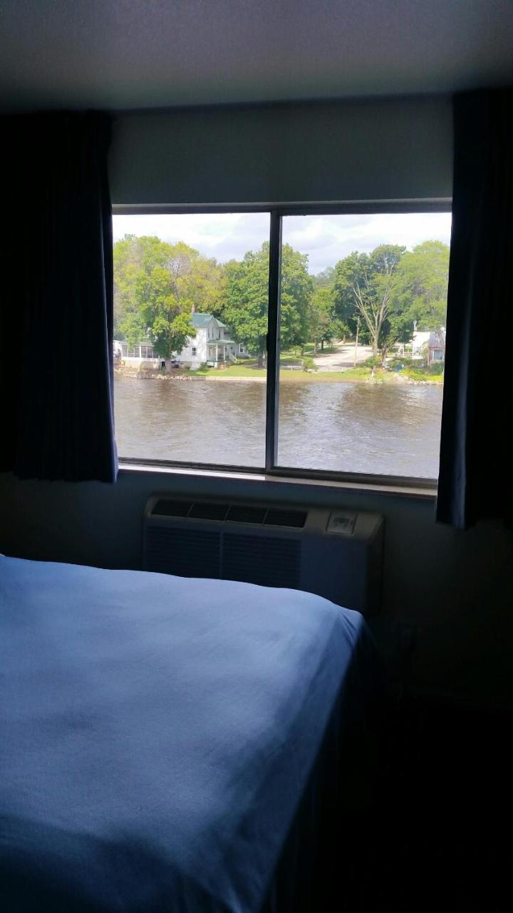 Riverwalk Inn & Suites Fort Atkinson Екстериор снимка
