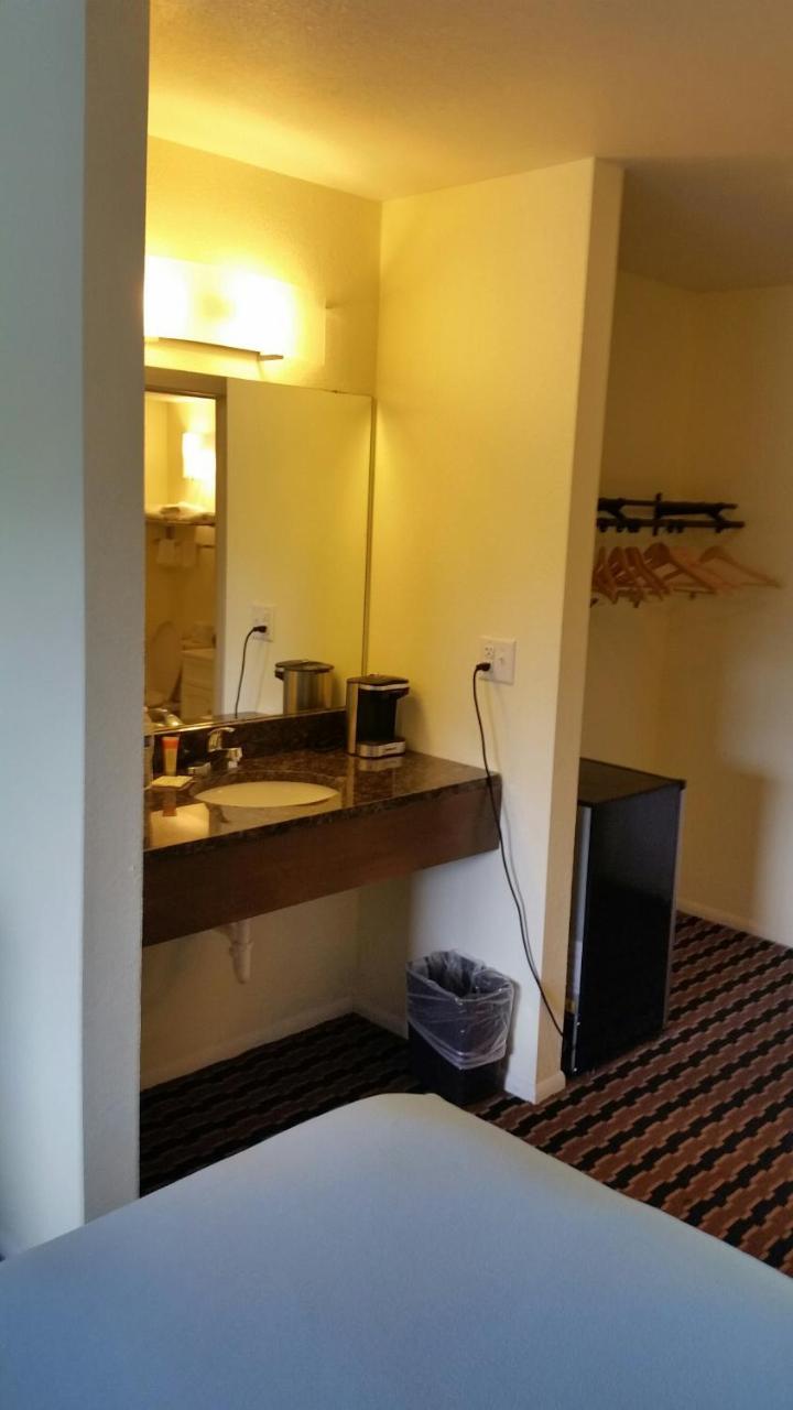 Riverwalk Inn & Suites Fort Atkinson Екстериор снимка