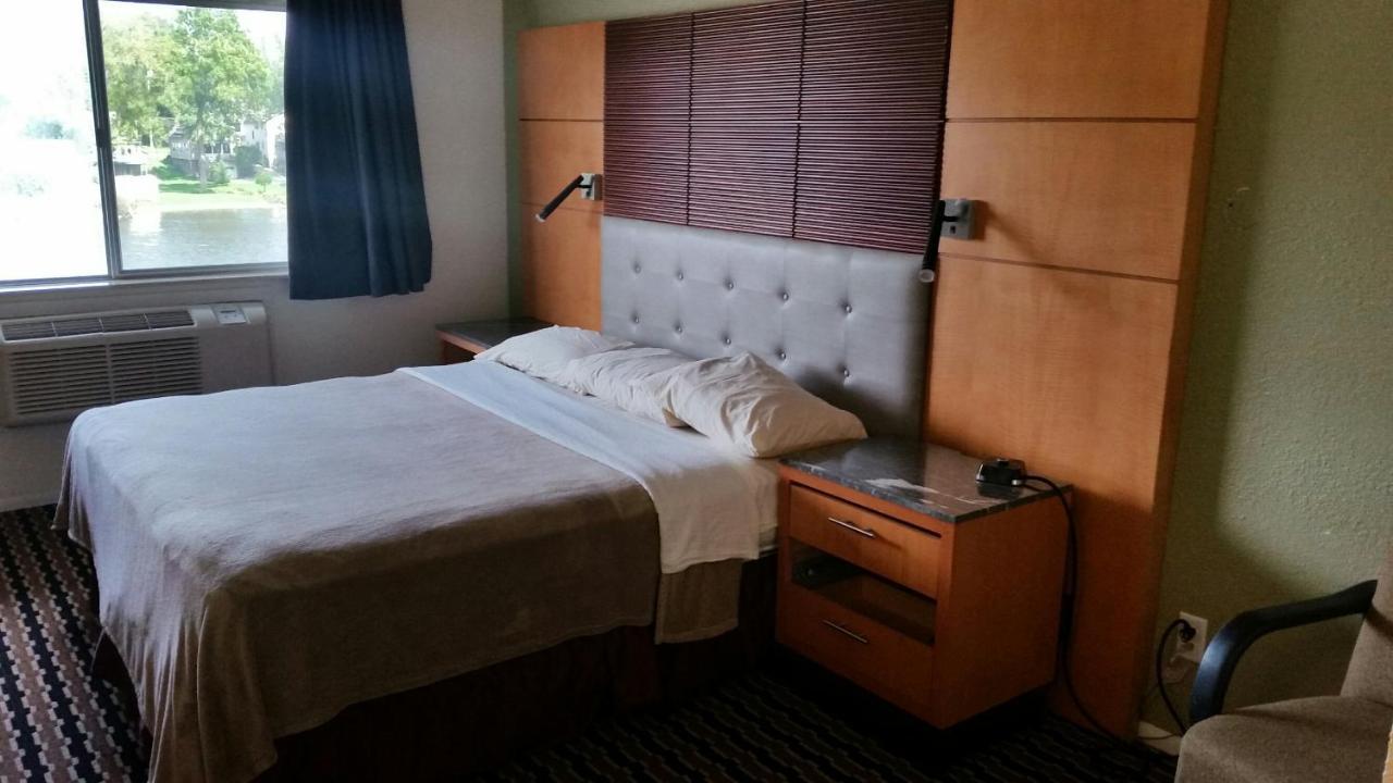 Riverwalk Inn & Suites Fort Atkinson Екстериор снимка