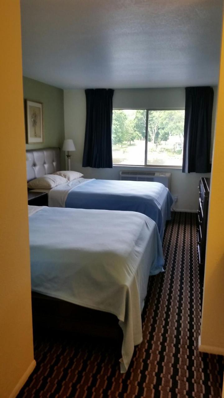 Riverwalk Inn & Suites Fort Atkinson Екстериор снимка