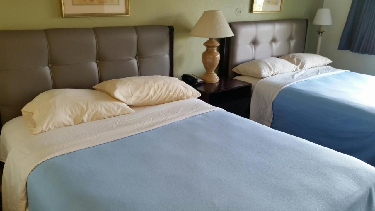 Riverwalk Inn & Suites Fort Atkinson Екстериор снимка