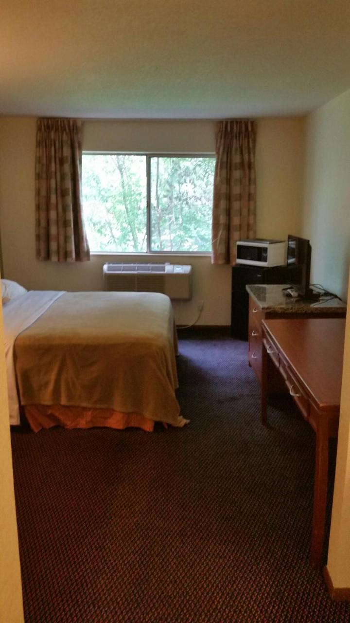 Riverwalk Inn & Suites Fort Atkinson Екстериор снимка