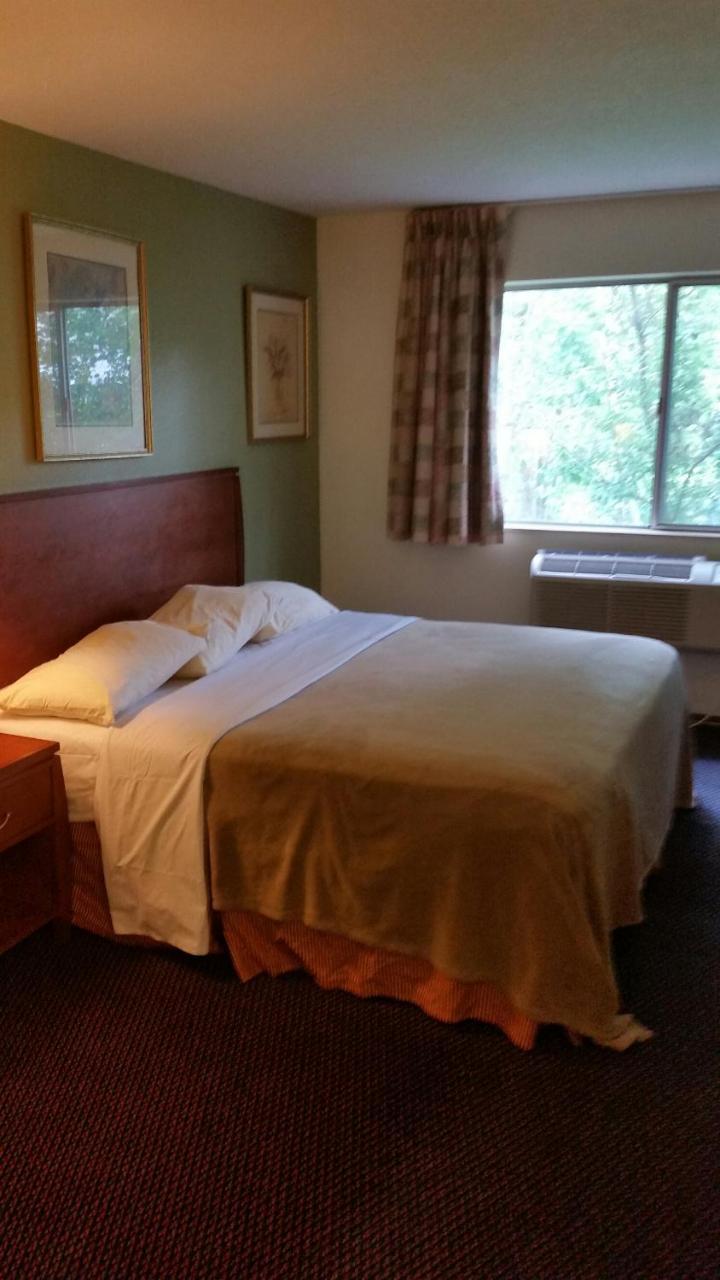 Riverwalk Inn & Suites Fort Atkinson Екстериор снимка