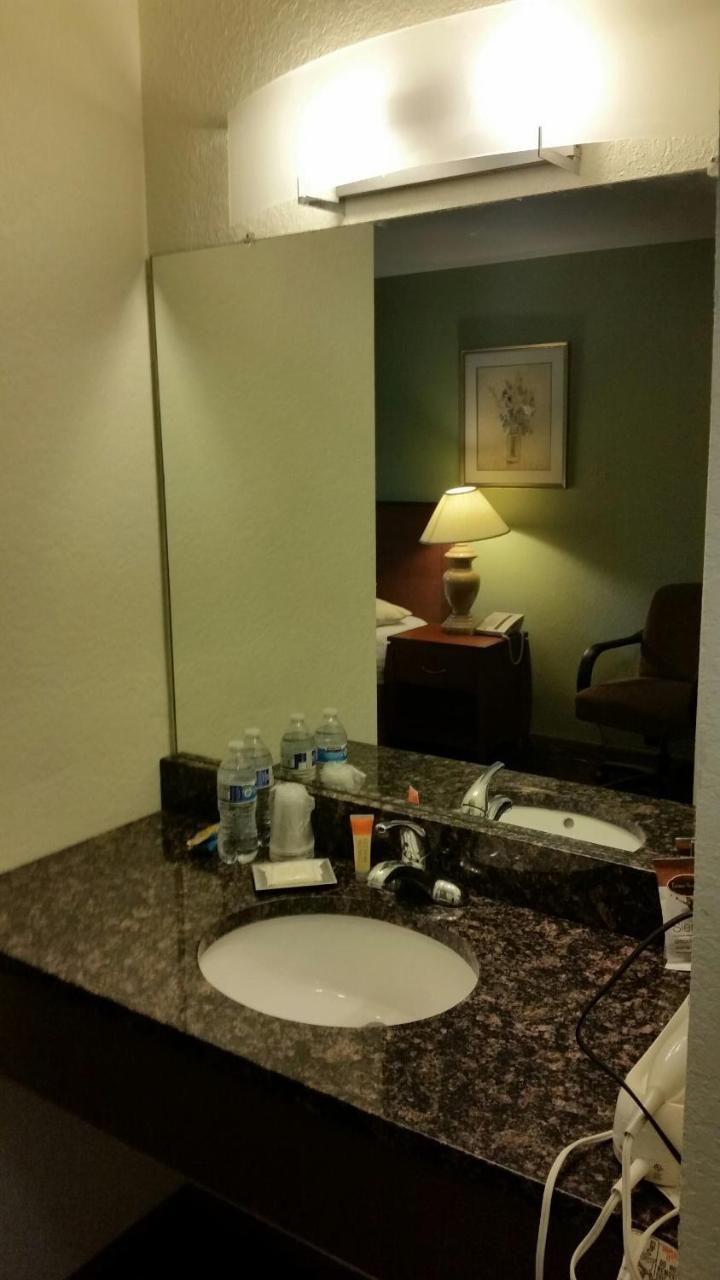 Riverwalk Inn & Suites Fort Atkinson Екстериор снимка