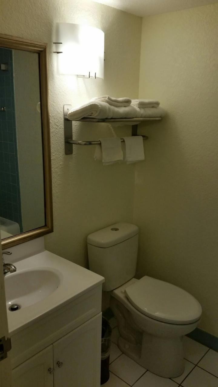 Riverwalk Inn & Suites Fort Atkinson Екстериор снимка