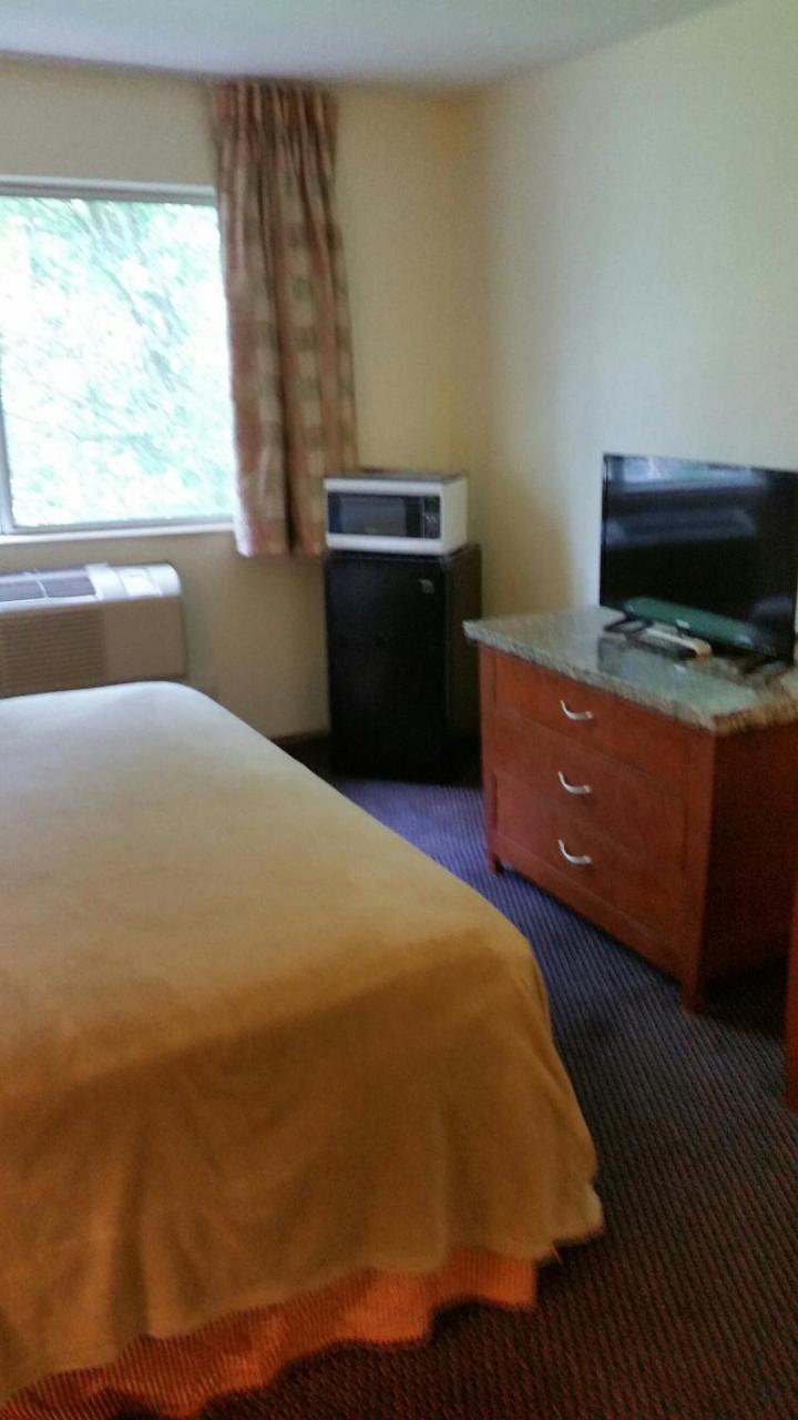 Riverwalk Inn & Suites Fort Atkinson Екстериор снимка