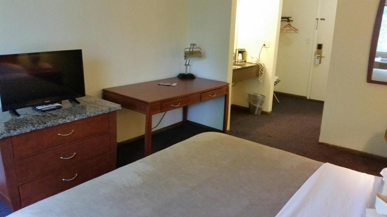 Riverwalk Inn & Suites Fort Atkinson Екстериор снимка